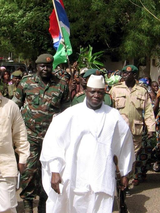 Gambias Präsident Yahya Jammeh (in weiß) während seiner Inspektion des Yundum Military Camp bei Banjul.