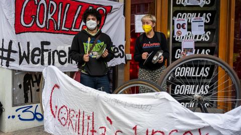Beschäftigte des Express-Lieferdiensts Gorillas demonstrieren vor der Firmenzentrale für bessere Arbeitsbedingungen. Seit Monaten legen Gorillas-Kuriere ihre Arbeit nieder, um eine Verbesserung der Arbeitsbedingungen zu erstreiten. Vor kurzem hat das Unternehmen einer Reihe von Mitarbeitern fristlos gekündigt.