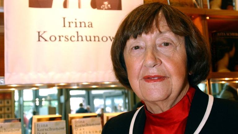 Die deutsche Schriftstellerin Irina Korschunow stellt am 12.10.2002 auf der Frankfurter Buchmesse ihren Roman "Das Luftkind" vor. Andere Zeiten, andere Leben, andere Geschichten. Die zu Beginn des vorigen Jahrhunderts geborene Freda von Rützow bringt mit Die deutsche Schriftstellerin Irina Korschunow stellt am 12.10.2002 auf der Frankfurter Buchmesse ihren Roman "Das Luftkind" vor. Andere Zeiten, andere Leben, andere Geschichten. Die zu Beginn des vorigen Jahrhunderts geborene Freda von Rützow bringt mit