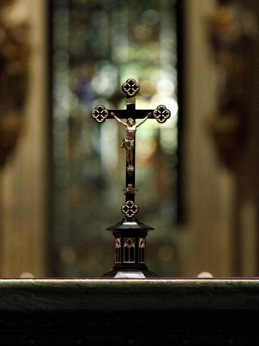 Ein Krizifix am Altar im Kölner Dom.