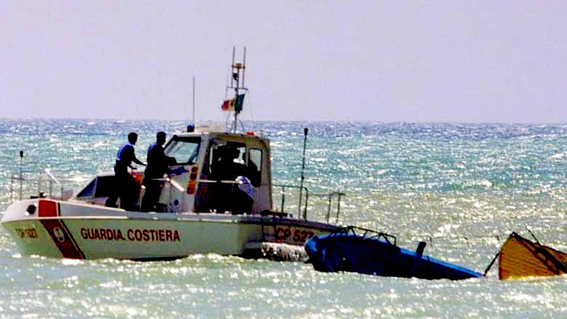 Ein Boot der italienischen Küstenwache birgt die Überreste eine afrikanischen Flüchtlingsschiffes in der Nähe von Porto Empedovle, Agrigento, am 15. September 2002.