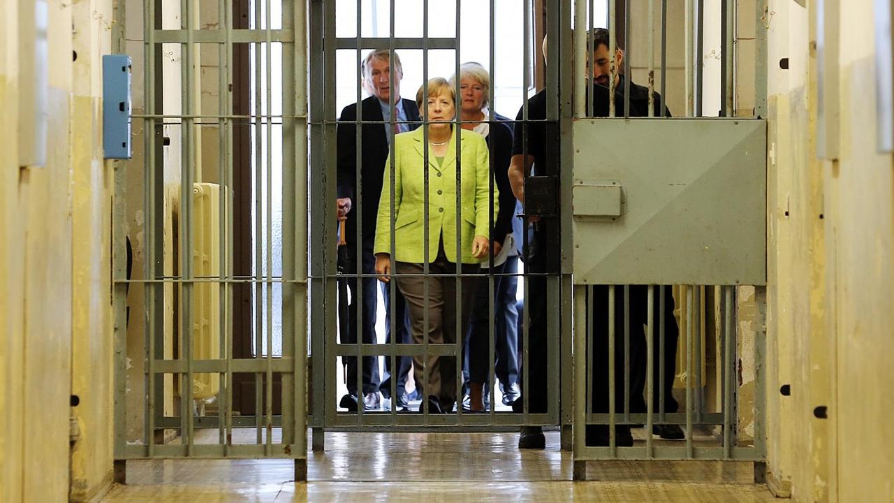 Bundeskanzlerin Angela Merkel (CDU) besucht am 11.08.2017 das ehemalige Stasi-Gefängnis in Berlin-Hohenschönhausen, informiert sich über die Gedenkstätte und besichtigt einen Zellentrakt.