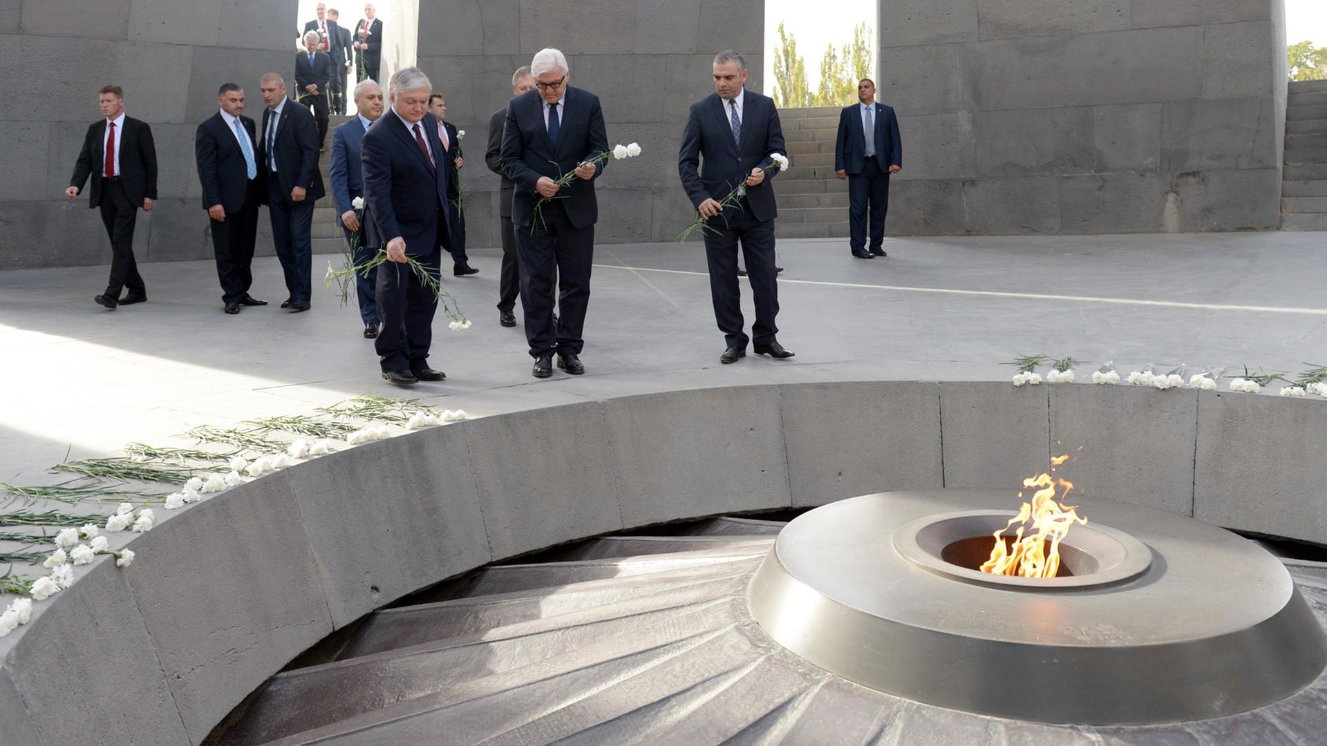 Außenminister Frank-Walter Steinmeier und sein armenischer Amtskollegen Edward Nalbandian (l) besuchen in Eriwan (Armenien) das Genozid-Mahnmal Tsitsernakaberd.