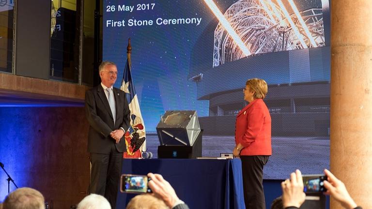 Die Zeremonie zur Grundsteinlegung für das Extremely Large Telescope im Norden Chiles fand im Beisein der chilenischen Präsidentin Michelle Bachelet Jeria statt.