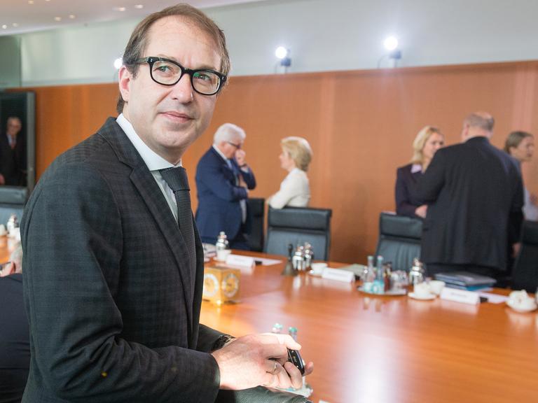 Bundesverkehrsminister Alexander Dobrindt (CSU) nimmt am 25.02.2015 in Berlin an der Kabinettssitzung teil.