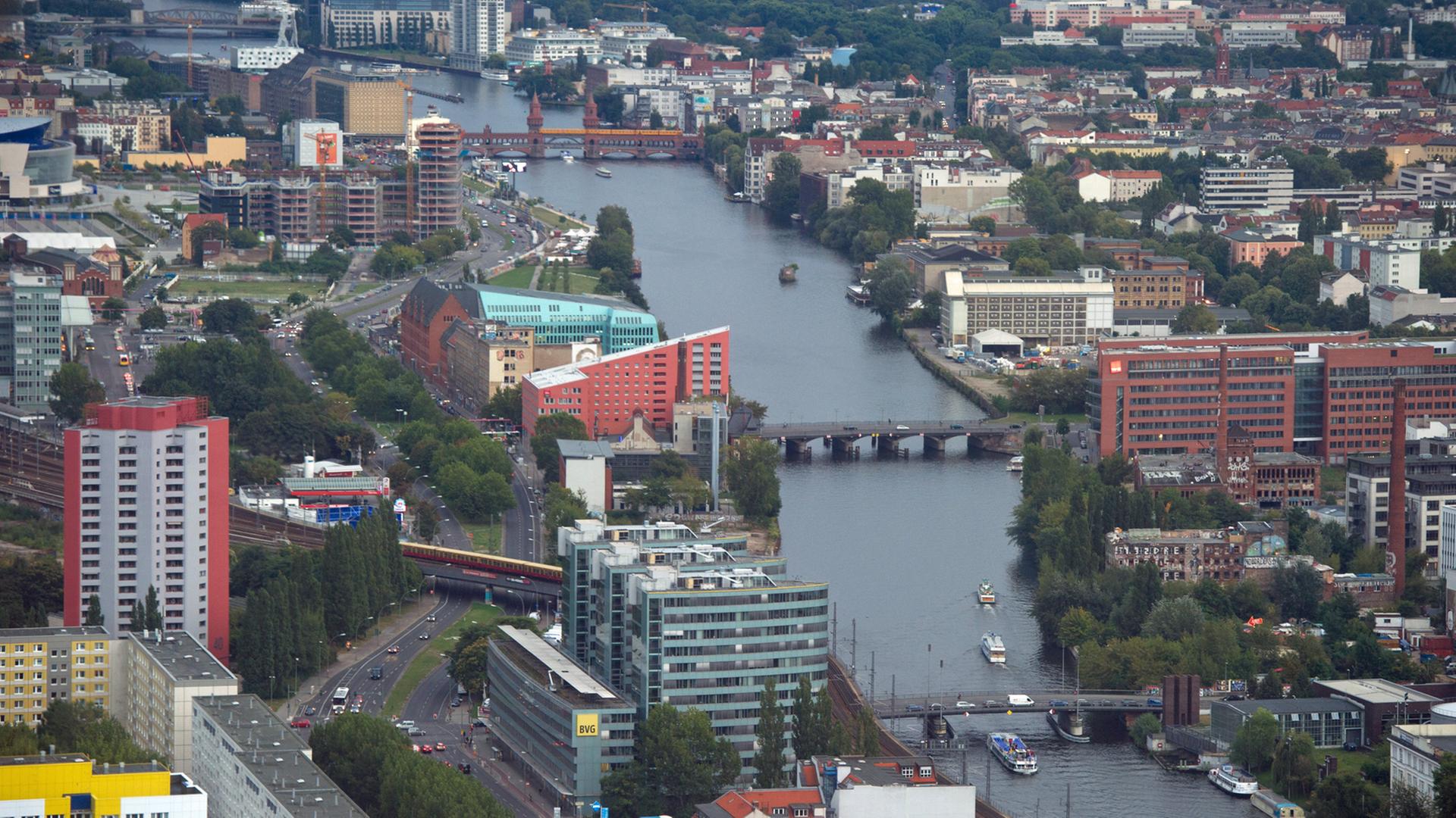 Die östliche Innenstadt von Berlin mit Blick auf die Spree mit - von unten gesehen - Jannowitzbrücke, Schillingbrücke und Oberbaumbrücke