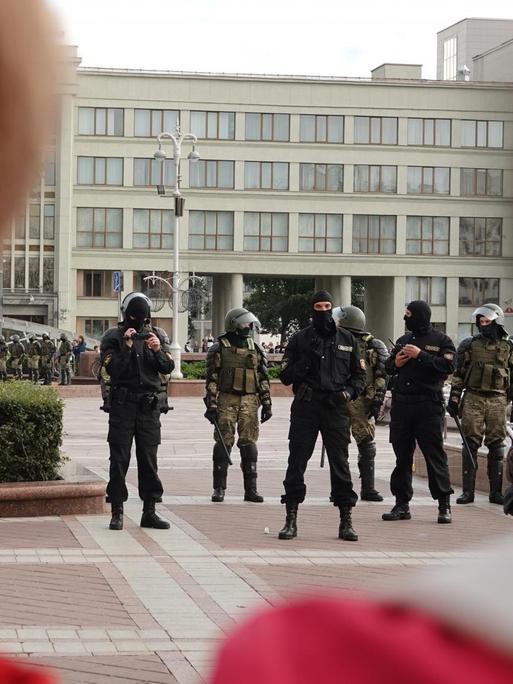 Demonstranten und Einsatzkräfte der Sonderpolizei OMON stehen sich am Unabhängigkeitsplatz in Minsk gegenüber, aufgenommen am 27.8.2020.