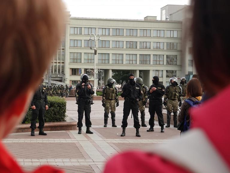 Demonstranten und Einsatzkräfte der Sonderpolizei OMON stehen sich am Unabhängigkeitsplatz in Minsk gegenüber, aufgenommen am 27.8.2020.