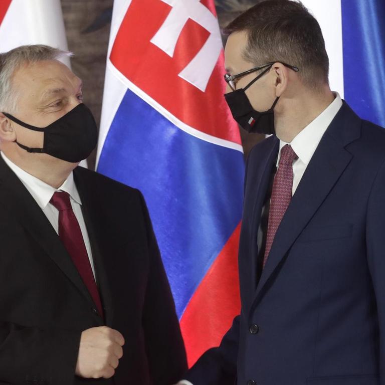 Viktor Orban und Mateusz Morawiecki begrüßen sich.