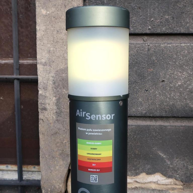 Eine Smog-Alarm-Säule am Rathaus in Bytom (Polen)