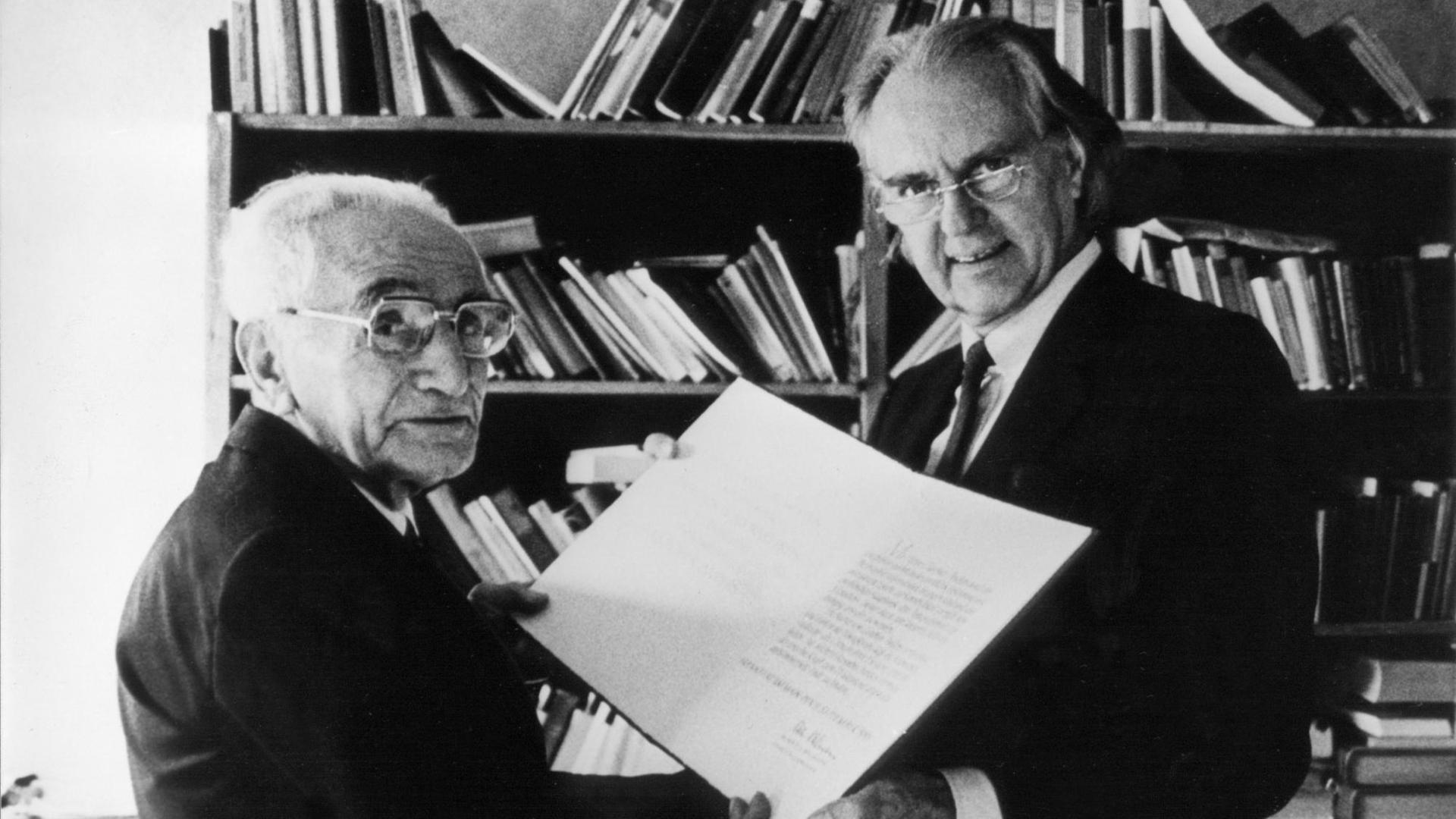 Günther Anders (links) erhält bekommt 13. September 1983 den Theodor W. Adorno-Preis der Stadt Frankfurt überreicht