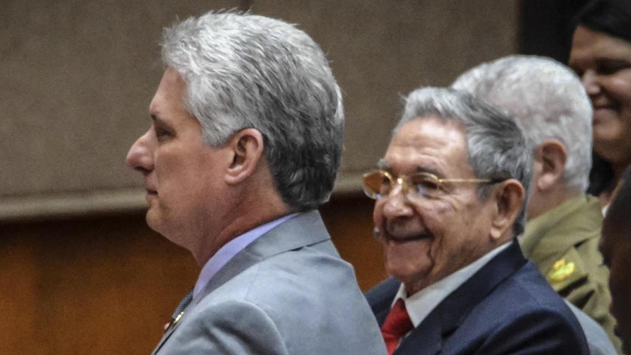 Diaz-Canel und Castro stehen hintereinander Diaz-Canel und Castro stehen hintereinander
