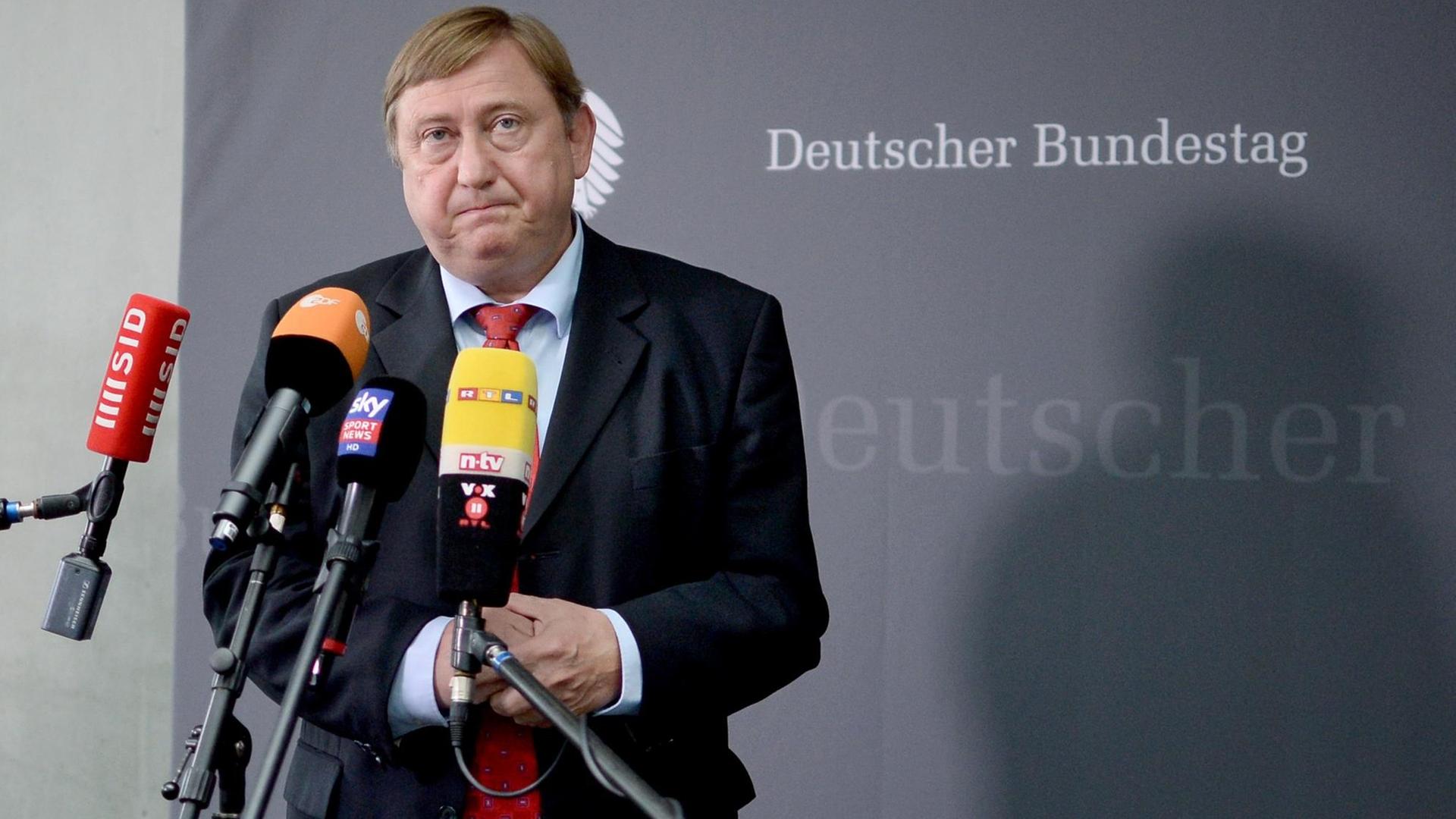 Der Bundestagsabgeordnete André Hahn steht vor einem Mikrofon