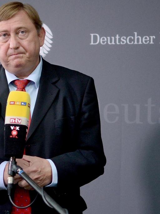 Der Bundestagsabgeordnete André Hahn steht vor einem Mikrofon