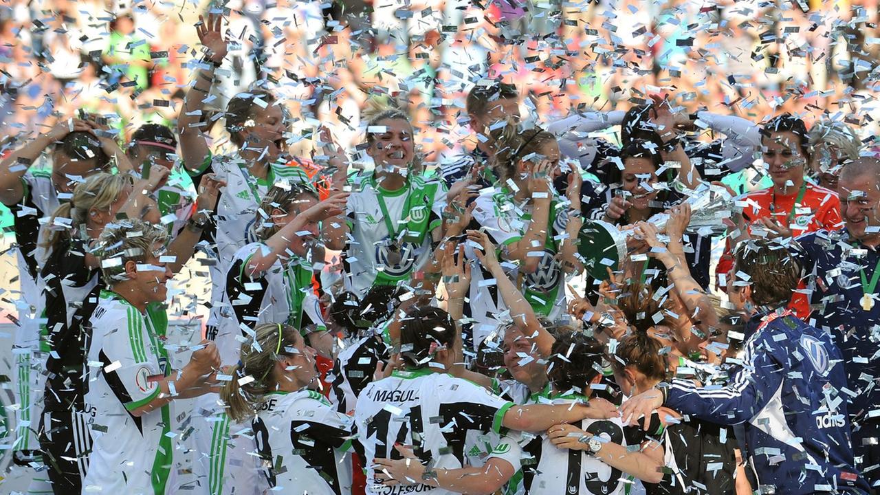 firo
Fußball,Fussball, 19.05.2013
DFB-Pokalfinale der Frauen, Damen, Saison 2012/2013
VfL Wolfsburg - 1. FFC Turbine Potsdam 3:2
Wolfsburg, die Mannschaft mit Trainer Ralf Kellermann und dem Pokal, im Konfettiregen, Jubel, Freude, firo
Fußball,Fussball, 19.05.2013
DFB-Pokalfinale der Frauen, Damen, Saison 2012/2013
VfL Wolfsburg - 1. FFC Turbine Potsdam 3:2
Wolfsburg, die Mannschaft mit Trainer Ralf Kellermann und dem Pokal, im Konfettiregen, Jubel, Freude,