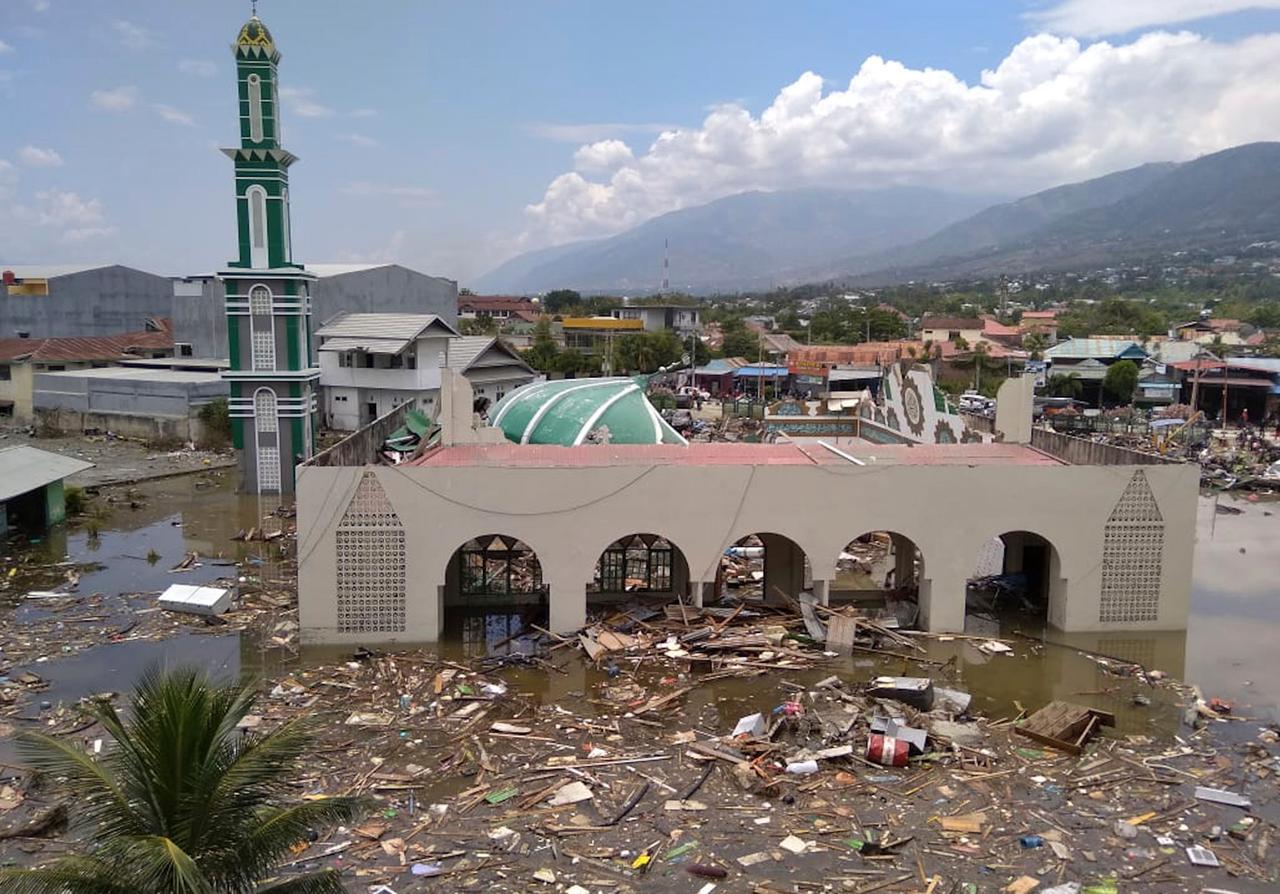 Das Bild zeigt die schwer beschädigte Moschee in Palu
Das Bild zeigt die schwer beschädigte Moschee in Palu