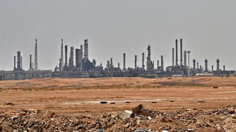 Das Foto zeigt eine Ölanlage von Aramco in der Nähe von al-Khurj bei Riad in Saudi-Arabien.