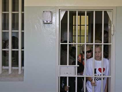 Touristen besuchen die Zelle von Nelson Mandela auf Robben Island