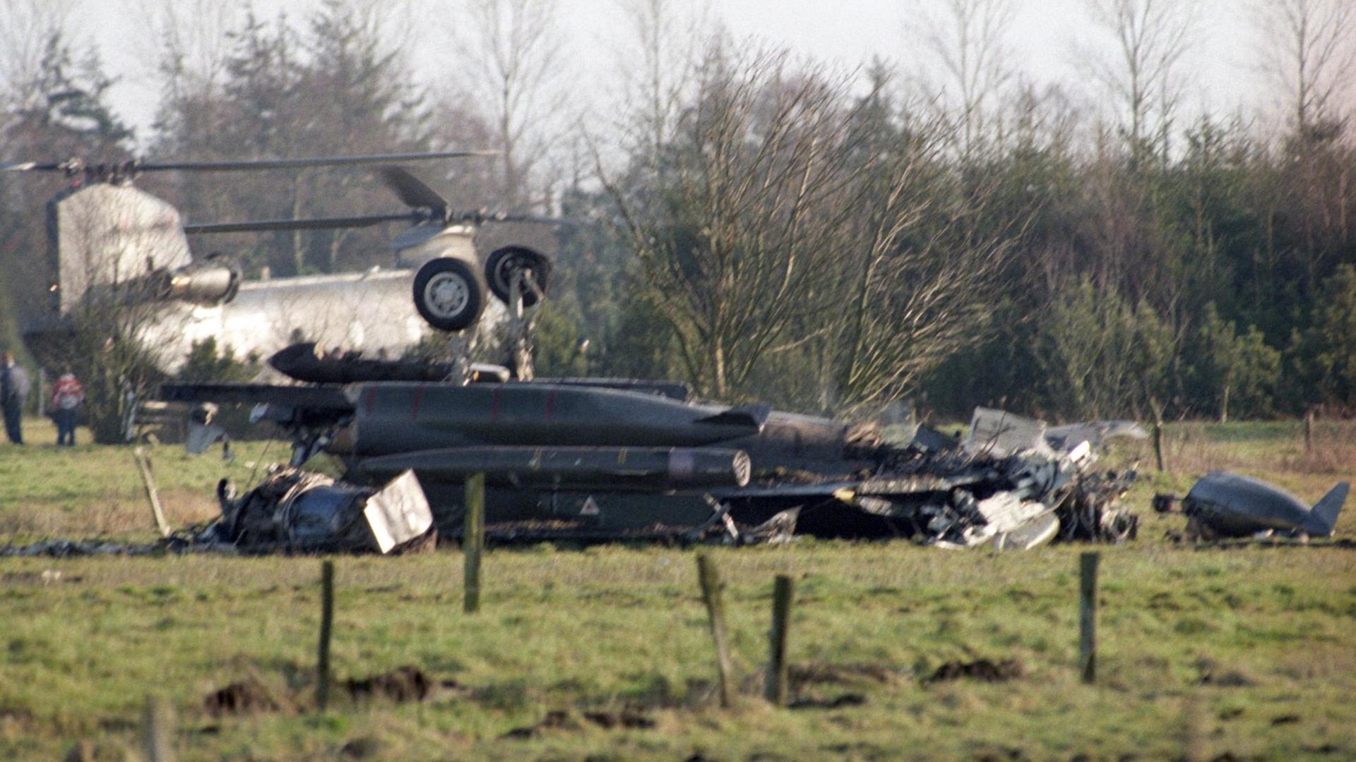 Das Wrack an der Absturzstelle in der Nähe einer Schule bei Wiesmoor, Niedersachsen, am 13.01.1989. Ein britischer Tornado war in eine deutsche Alphajet-Staffel geflogen und kollidiert. Zwei britische Soldaten starben.