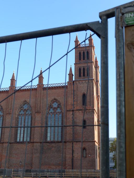 Die Friedrichswerdersche Kirche, aufgenommen am 31.10.2012 hinter der Baustelle eines Mehrfamilienhauses in Berlin-Mitte. Die Friedrichswerdersche Kirche wurde von 1824 bis 1830 nach Plänen Karl Friedrich Schinkels erbaut.