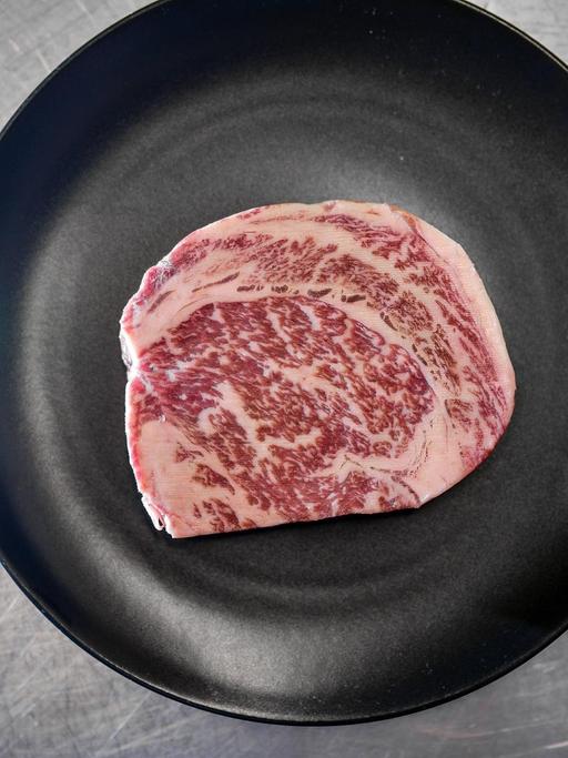 Das Steak wiegt circa 200 Gramm und kostet im Einkauf rund 80 Euro