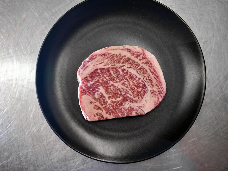 Das Steak wiegt circa 200 Gramm und kostet im Einkauf rund 80 Euro