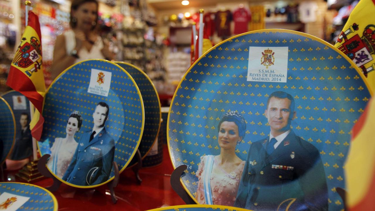 Teller mit den Konterfreis von Felipe und Letizia stehen in einem Souvenirladen in Madrid.
