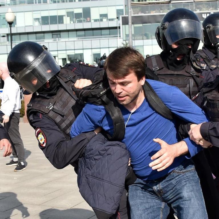 Das Foto zeigt russische Polizisten, die in Moskau einen Teilnehmer einer nicht genehmigten Kundgebung festnehmen.

