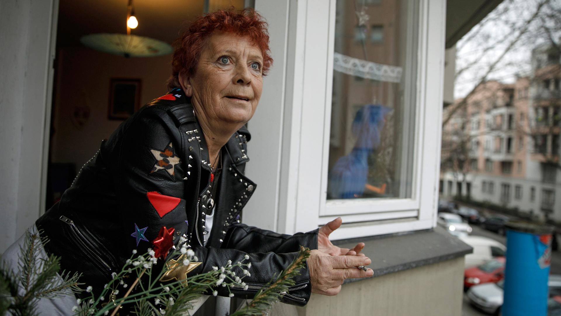Die ehemals obdachlose Ingrid Bujnak steht auf dem Balkon ihrer neuen Wohnung im Stadtteil Schöneberg. Seit kurzer Zeit lebt sie in einer Wohnung, die ihr von dem Berliner Pilotprojekt "Housing First" vermittelt wurde.