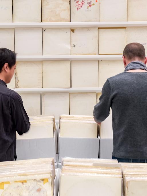 Zwei Männer betrachten in der Ausstellung "Hyper! A Journey into Art and Music" in den Deichtorhallen 2173 Exemplare des "White Album" der Beatles die der Künstler Rutherford Chang gesammelt hat.