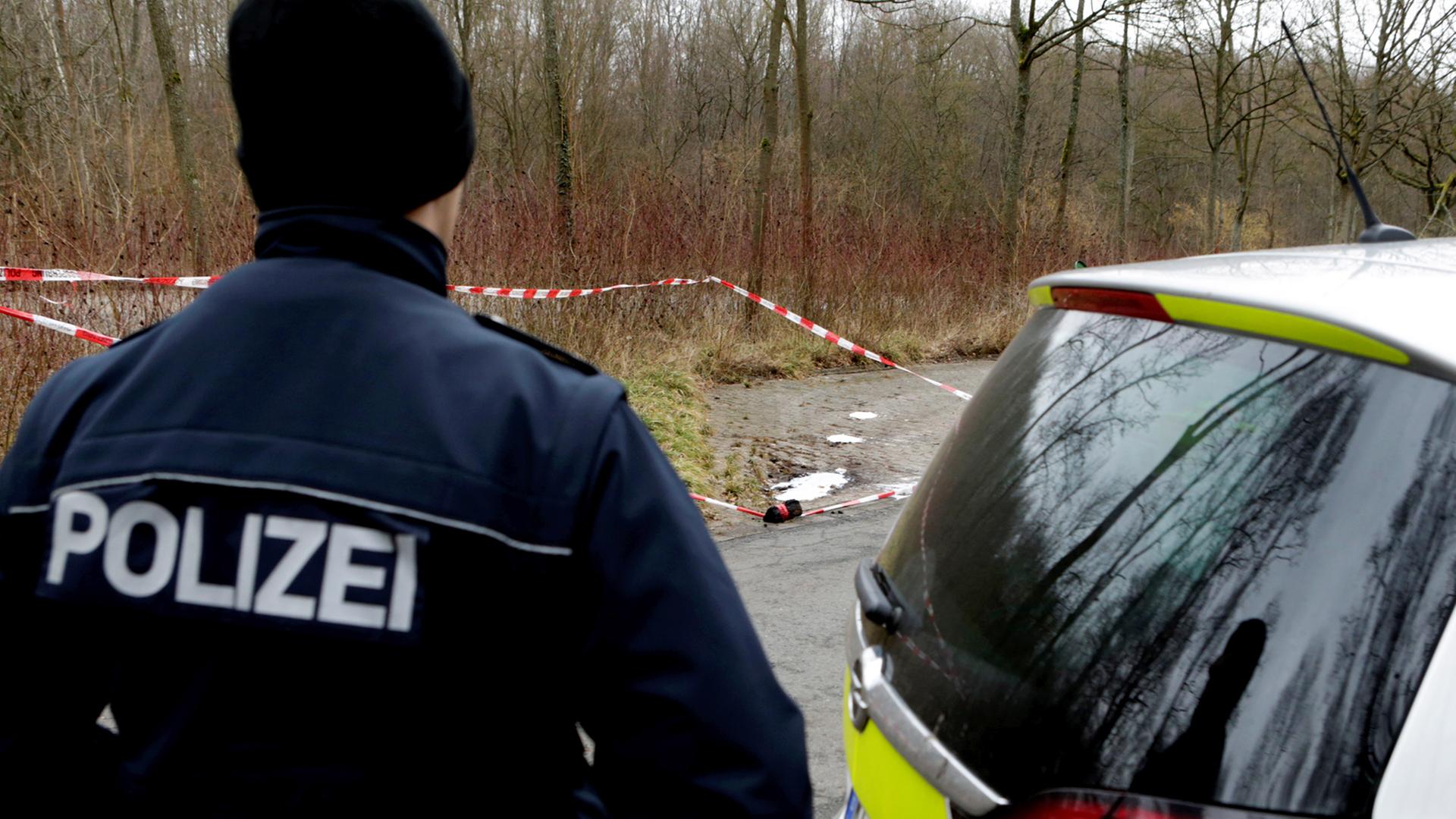 Die Polizei sichert am 28.01.2015 in Darmstadt den Fundort der Leiche einer 19-jährigen jungen Frau. Nach dem gewaltsamen Tod der Frau hat die Polizei vier Familienangehörige festgenommen. Dabei handelt es sich um Vater, Mutter, Onkel und Tante des Opfers, wie Polizei und Staatsanwaltschaft am Donnerstag mitteilten.