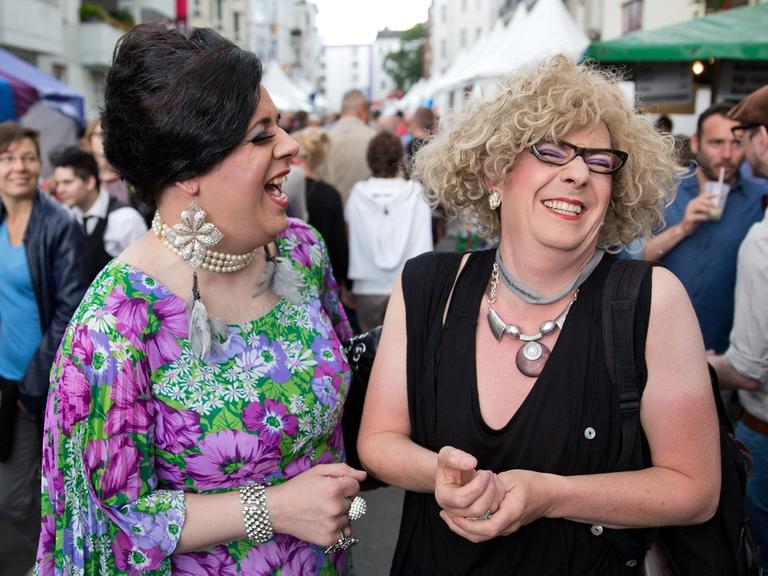 Tilly (li.) und Giselle besuchen das 22. lesbisch-schwule Stadtfest am 14.06.2014 in Berlin.