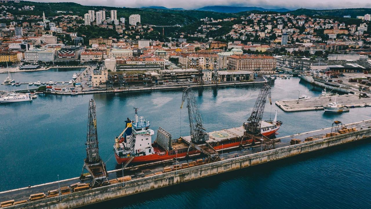 Das Frachtschiff Manassa M beim Holz-Verladevorgang im Hafen von Rijeka