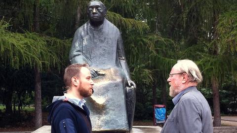 Wolfgang Thierse mit Olaf Kosert vor der Käthe-Kollwitz Statue, Herbst 2014