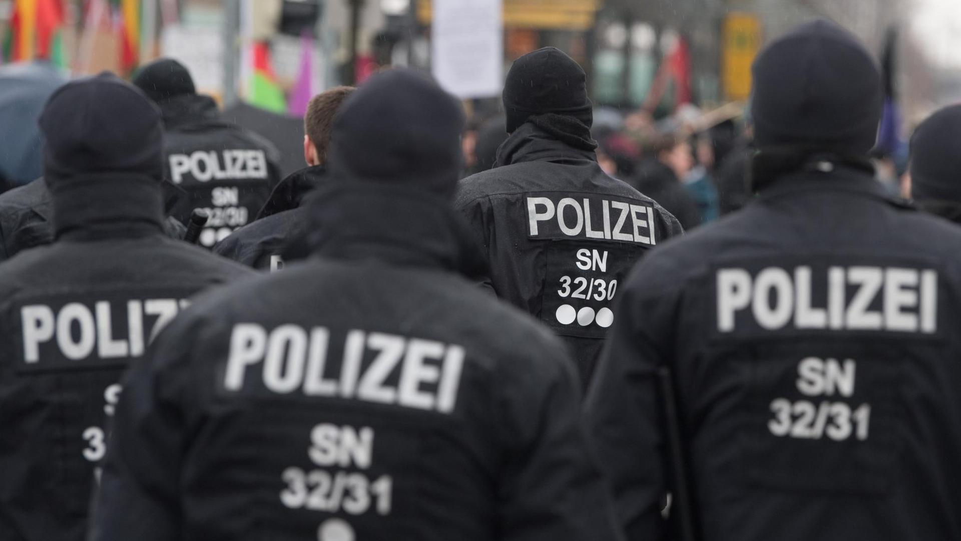Polizisten beobachten am Rande einer Demonstration am 26.01.2019 des sachsenweiten Bündnisses "Polizeigesetz stoppen!" auf dem Wiener Platz in Dresden das Demonstrationsgeschehen.
