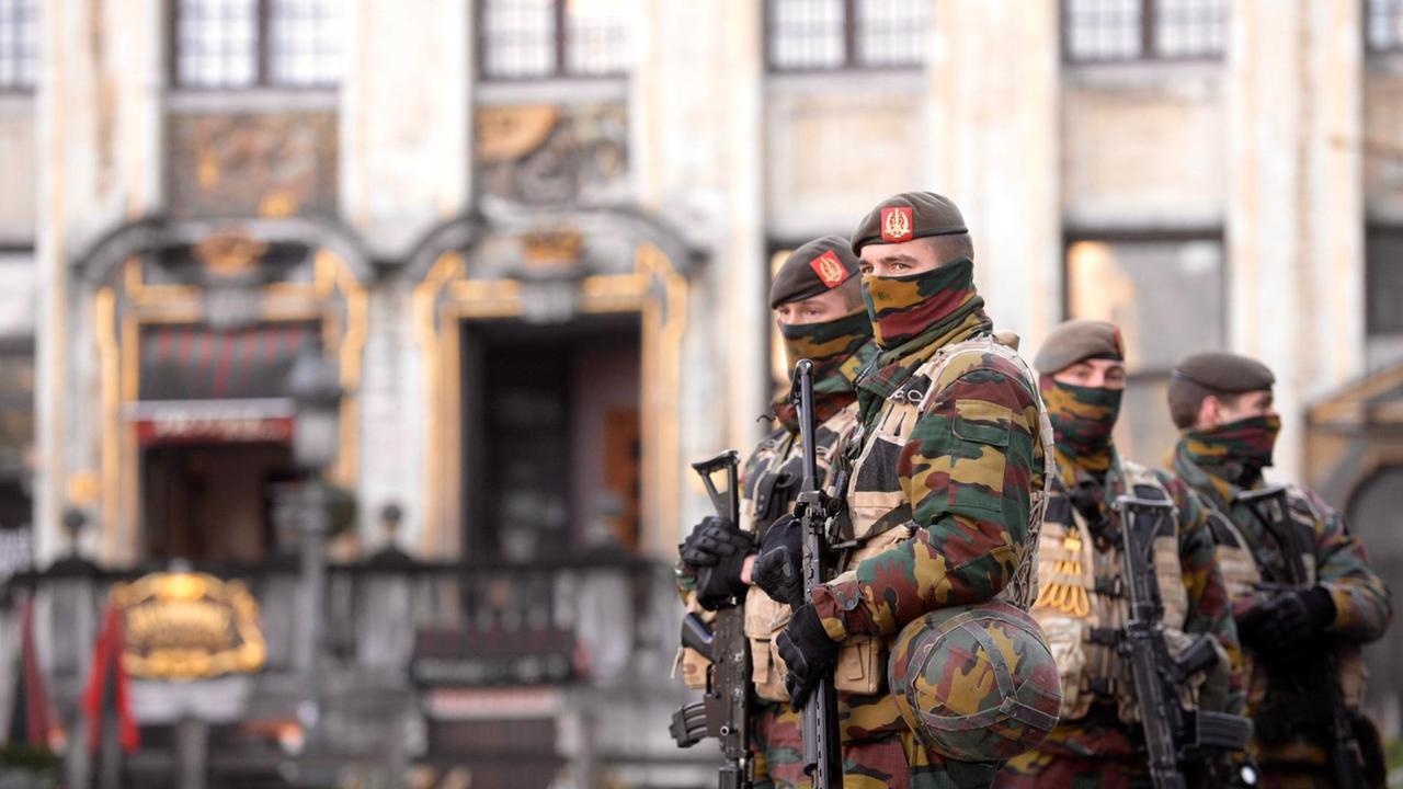 Soldaten und Polizisten patrouillieren in Brüssel.