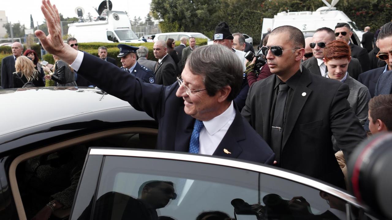 Der zyprische Präsident Anastasiades steigt nach der Stimmabgabe in seinem Wahllokal in ein Auto.