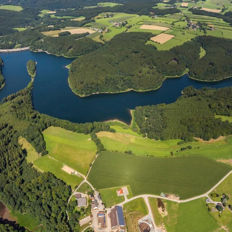 Blick von oben auf die Ennepetaler Talsperre im Ruhrgebiet
