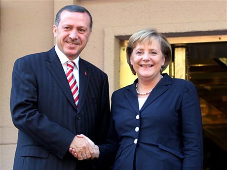 Der türkische Ministerpräsident Tayyip Erdogan begrüßt Bundeskanzlerin Angela Merkel in Ankara.