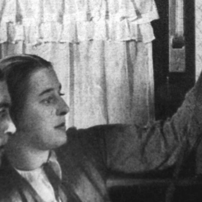 Die Filmpioniere Lotte Reiniger (r) und Walther Ruttmann (M) bei der Betrachtung eines Filmstreifens. Person links vermutlich Carl Koch, Ehemann Reiningers.