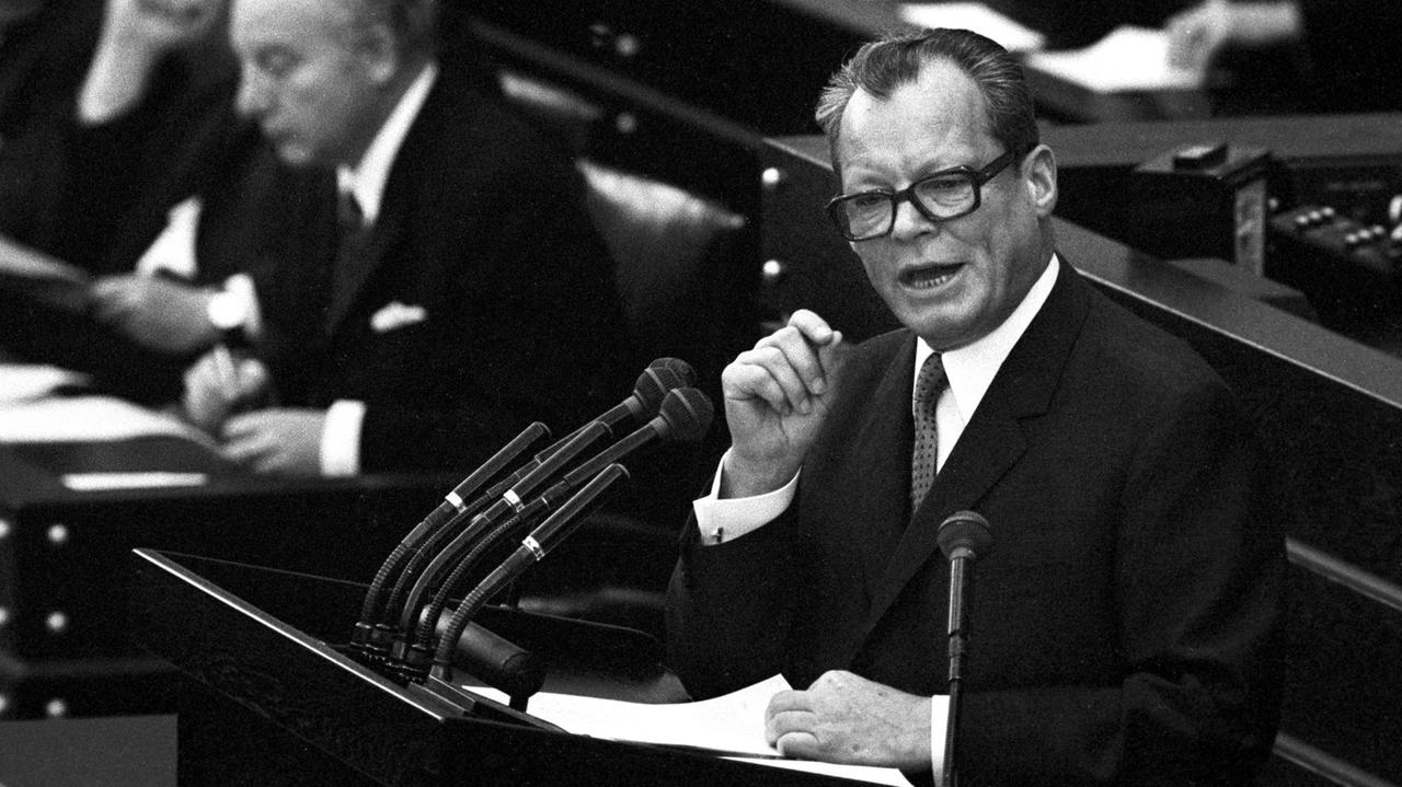 Willy Brandt steht vor dem Deutschen Bundestag in Bonn am Rednerpult