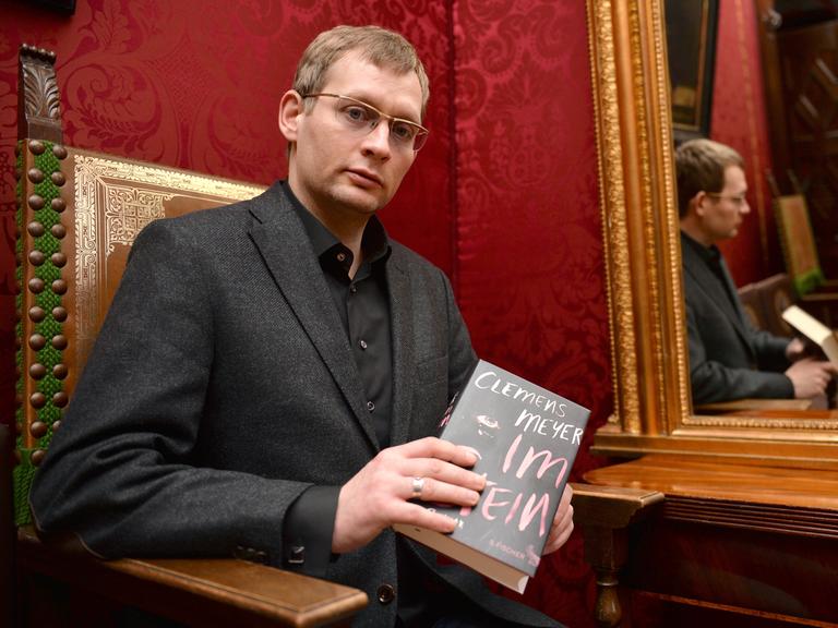 Der Schriftsteller Clemens Meyer vor der Verleihung des Bremer Literaturpreises 2014 mit seinem Buch.