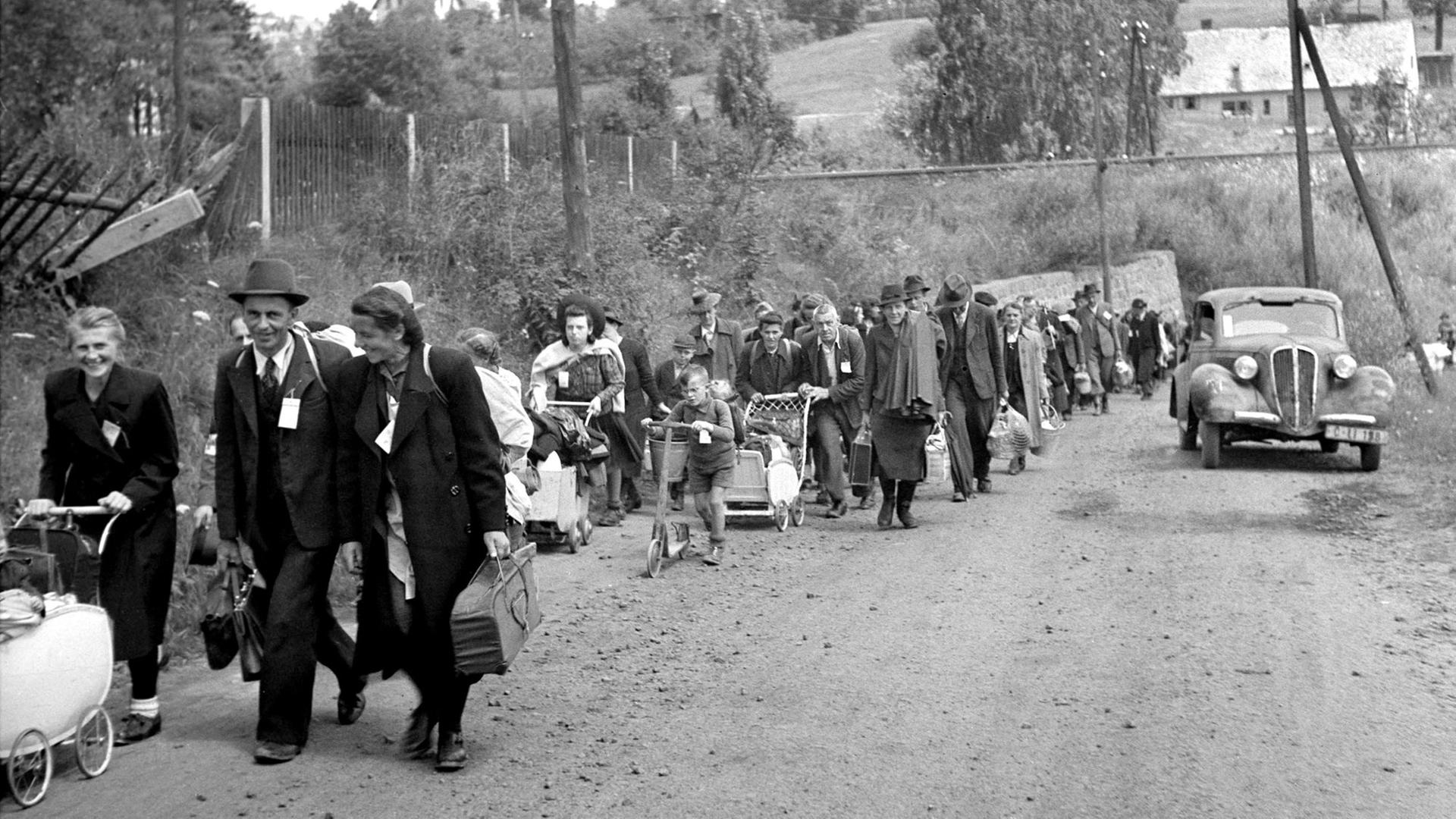 Sudetendeutsche verlassen im Juli 1946 ein Lager in Liberec (Reichenberg) in Nordböhmen in Richtung Deutschland.