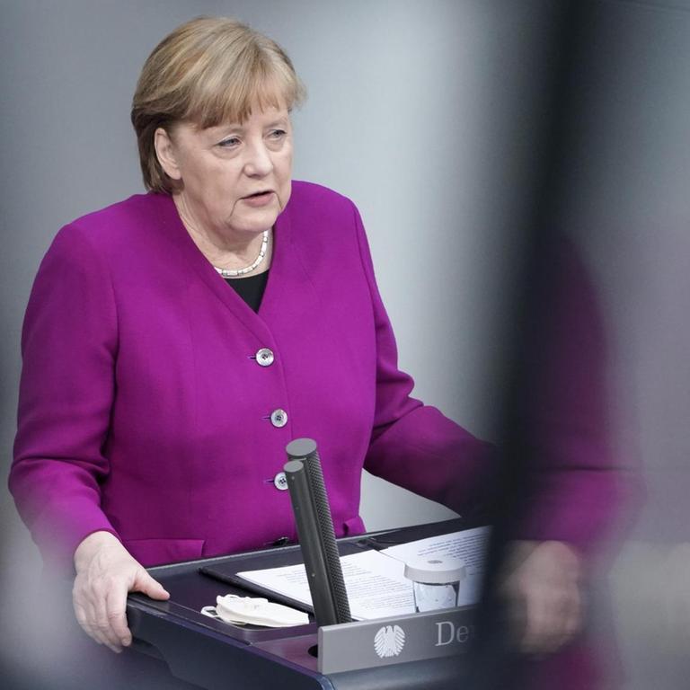 Angela Merkel die Bundeskanzlerin der Bundesrepublik Deutschland im Portrait bei ihrer Rede zum Thema Regierungserklaerung zum Europaeischen Rat bei der 218. Sitzung des Deutschen Bundestag in Berlin