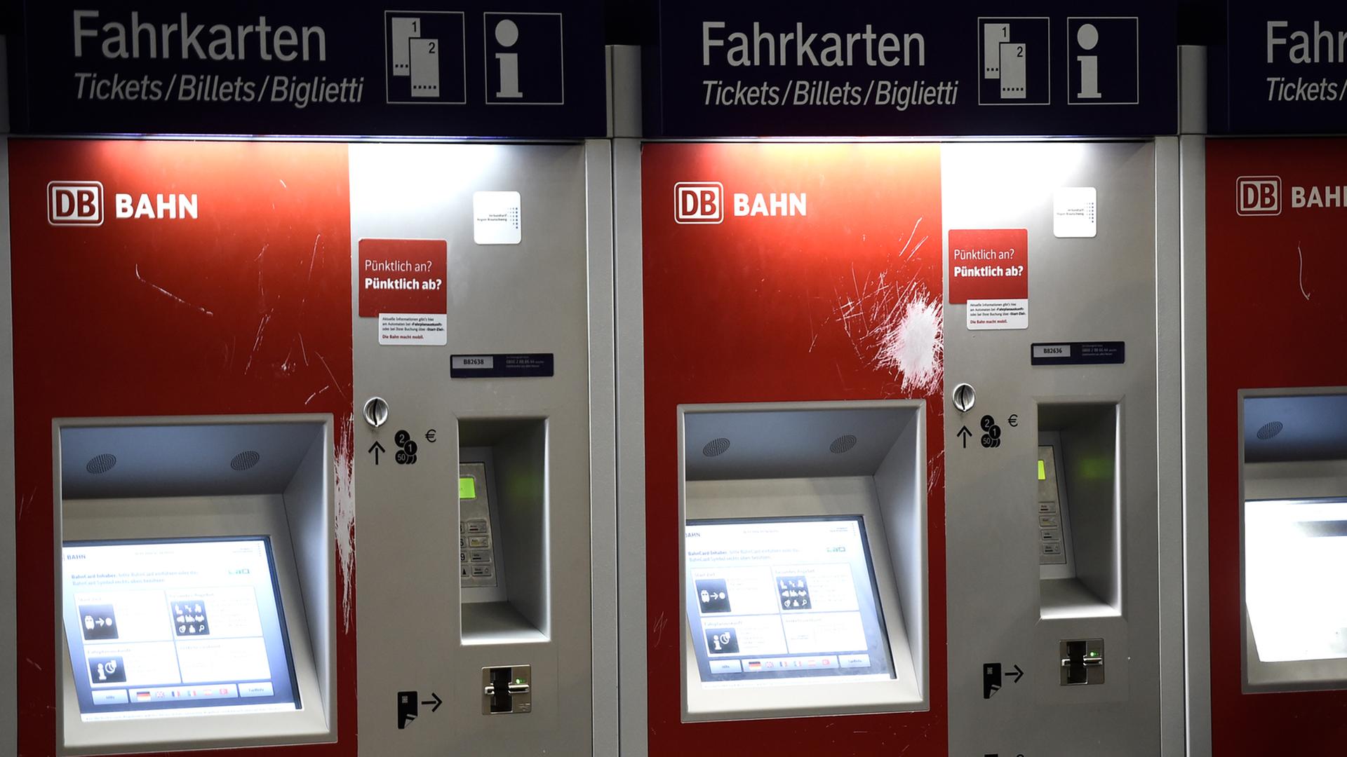 Fahrkartenautomaten im Bahnhof 