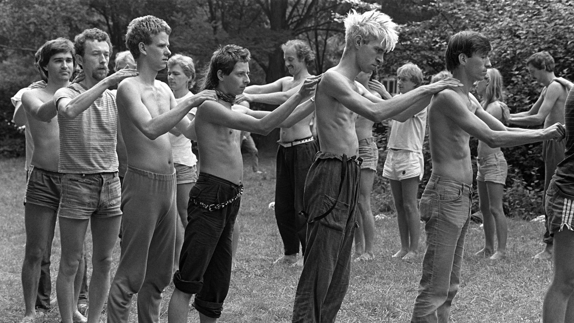 Zu Übungen der Selbsterfahrung und Diskussion des Selbstverständnisses der neuen Männer-Bewegung trafen sich am 18. und 19. August 1984 in Rossdorf bei Darmstadt etwa 100 Mitglieder von Männergruppen aus den In- und Ausland.