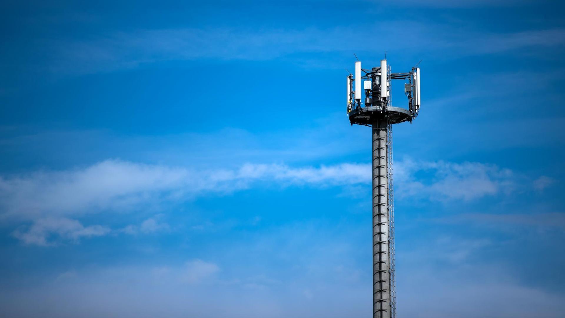 Ein Mast mit verschiedenen Antennen von Mobilfunkanbietern Ein Mast mit verschiedenen Antennen von Mobilfunkanbietern