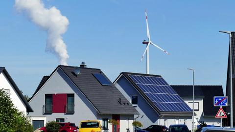 Neubaugebiet in Elsdorf. Solarmodule auf Hausdächern, im Hintergrund eine Windkraftanlage und die Dampfwolke aus dem Kühlturm des RWE-Braunkohlekraftwerks Niederaußem. Elsdorf, Nordrhein-Westfalen, Deutschland, 14.09.2019. | Verwendung weltweit