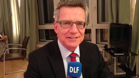 Bundesinnenminister Thomas de Maizière beim Sportgespräch mit dem Deutschlandfunk.