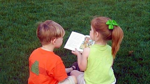 Kinder erleben Literatur längst nicht mehr nur durch Lesen, sondern auch durch Hörspiele, Computerspiele und interaktive Apps.
